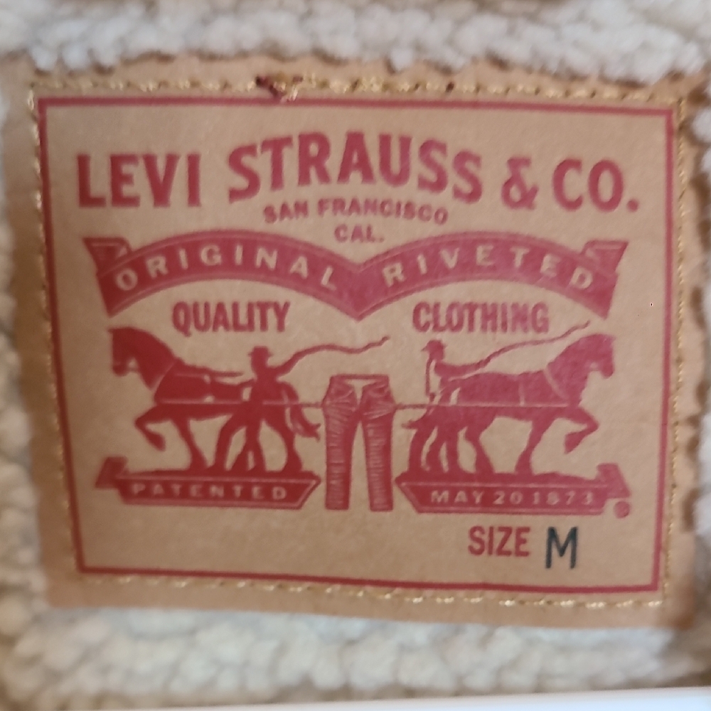 Levi's Women's Deep Red Jacket with Cream Sherpa Collar - Picture 2 of 4